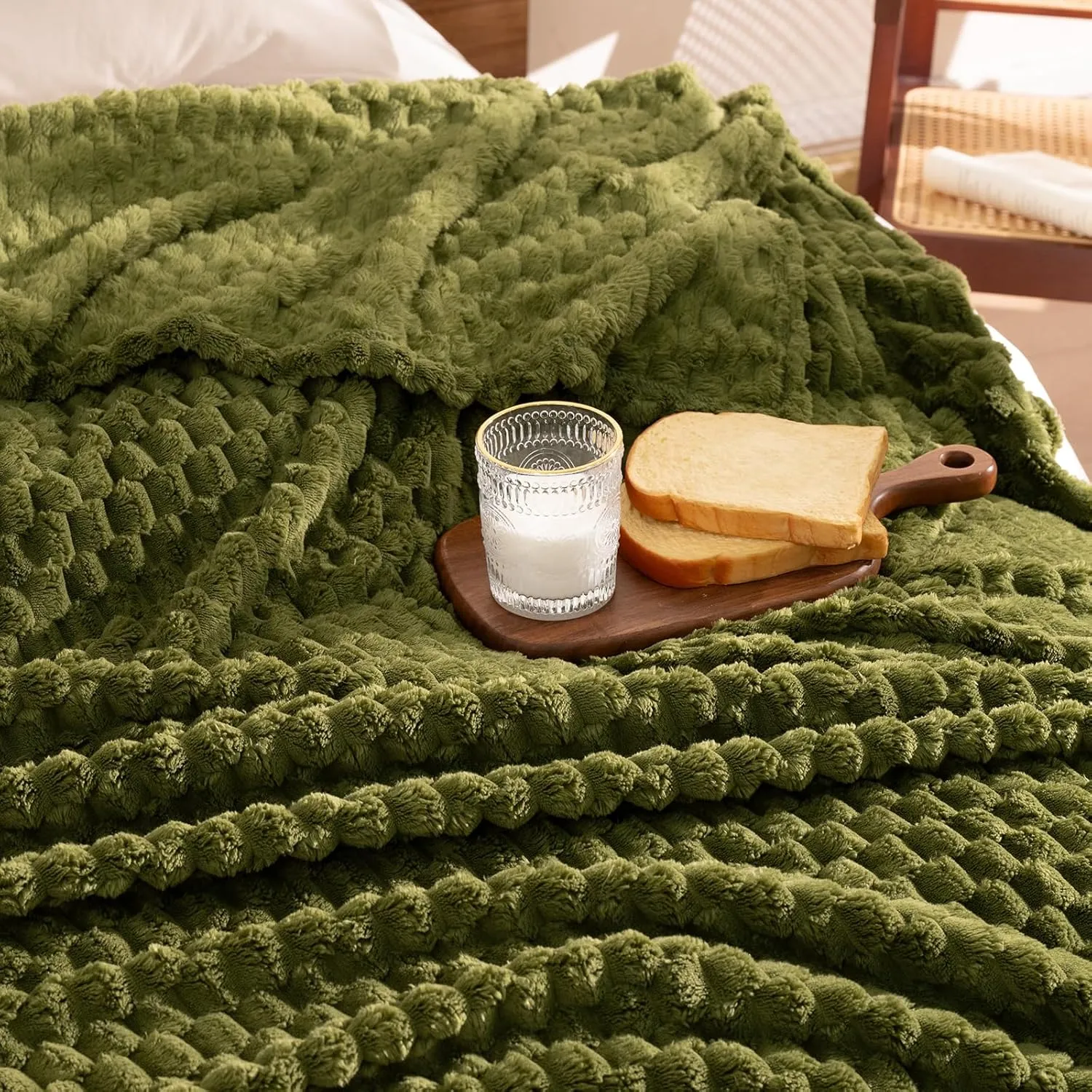 David's Home Ultra Soft Fleece Blanket Queen Size, Warm Lightweight 3D Jacquard Flannel Blanket for Fall Winter, Fluffy Cozy Luxury Plush Suitable for Bed Room Decor,90"x90", Oliva Green